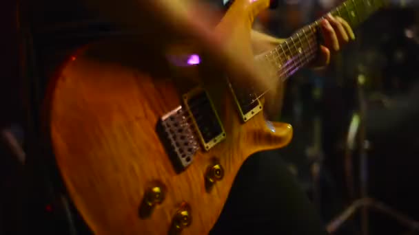 Mani che suonano la chitarra — Video Stock