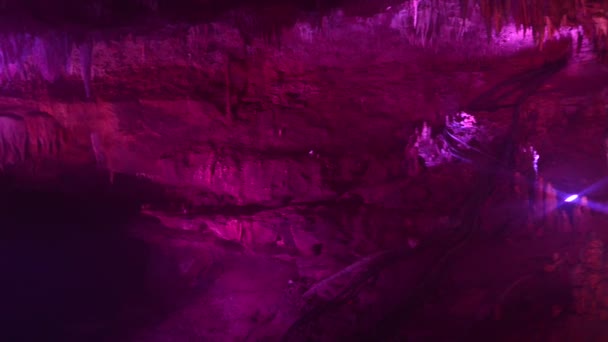 Formación de rocas dentro de una cueva — Vídeos de Stock