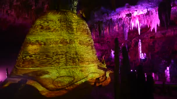 Stalactites and stalagmites — Stock Video