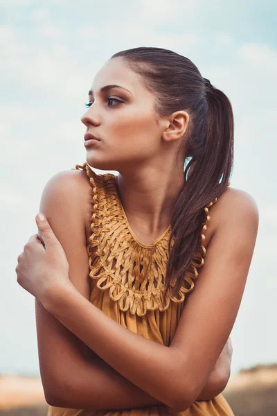 Brunette meisje in een gele jurk — Stockfoto