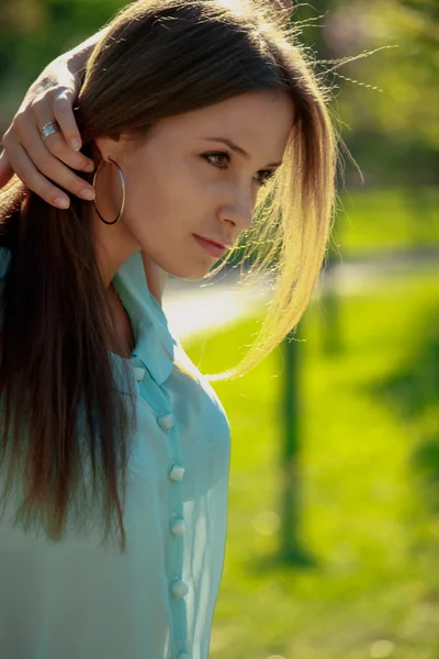Retrato de uma bela jovem com cabelo castanho — Fotografia de Stock