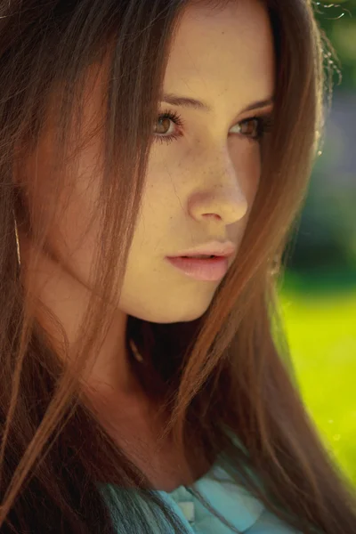 Портрет красивой молодой женщины с каштановыми волосами — стоковое фото