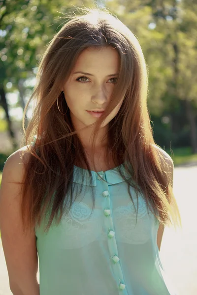 Porträt einer schönen jungen Frau mit braunen Haaren — Stockfoto