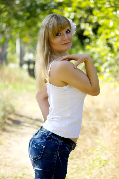 Sexy mladá žena s blond vlasy — Stock fotografie
