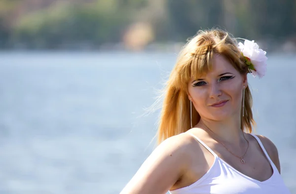 Retrato de una mujer con maquillaje brillante rubia — Foto de Stock