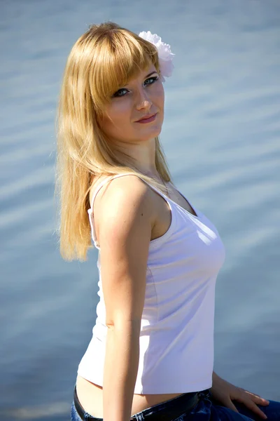 Portrét ženy s blond světlý make-up — Stock fotografie