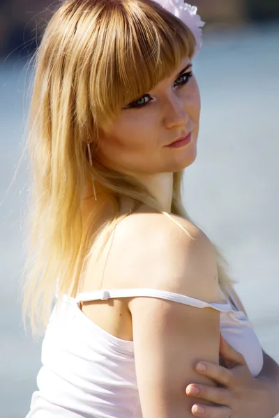 Retrato de una mujer con maquillaje brillante rubia — Foto de Stock