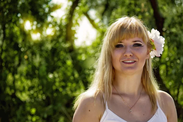 Porträtt av en ung blondin i en skog — Stockfoto