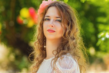 Akıllı ışık elbiseli uzun dalgalı saçlı genç bir kadın