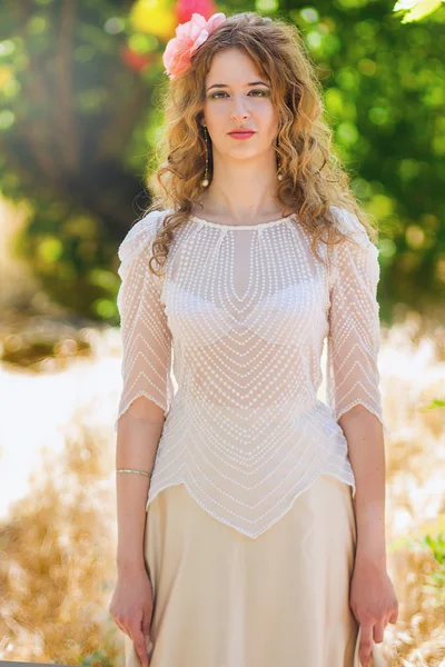 Una mujer joven con el pelo largo ondulado en un traje de luz inteligente — Foto de Stock