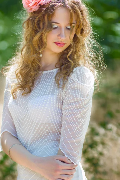 Uma jovem mulher com cabelo ondulado longo em um terno de luz inteligente — Fotografia de Stock