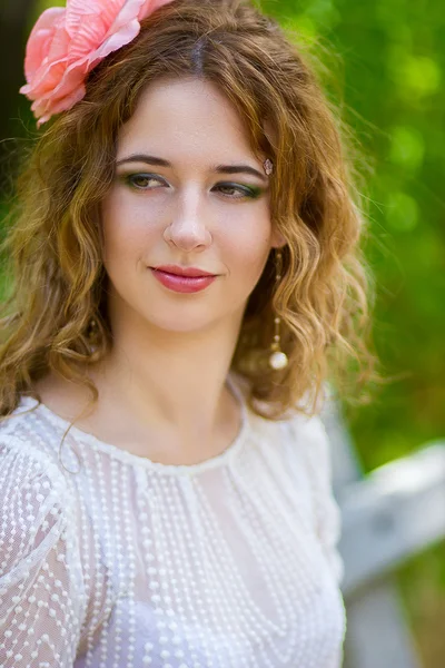 Una mujer joven con el pelo largo ondulado en un traje de luz inteligente —  Fotos de Stock