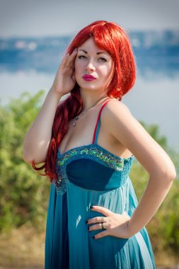 doğanın bir arka plan üzerinde kırmızı saçlı güzel bir genç kadının portresi