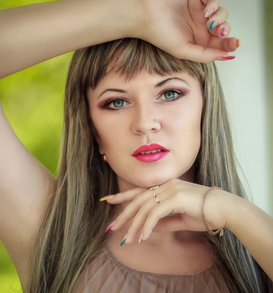 Retrato de una hermosa chica en la naturaleza con el pelo muy largo —  Fotos de Stock