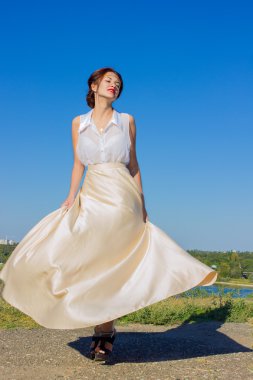 Güzel bir esmer kızın portresi.