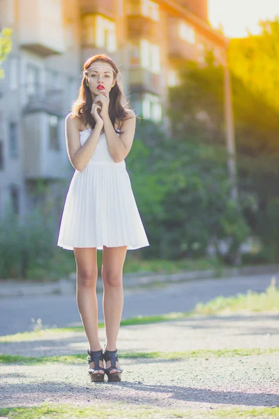 Portrét krásné bruneta dívky v krátkých šatech s světlý make-up — Stock fotografie