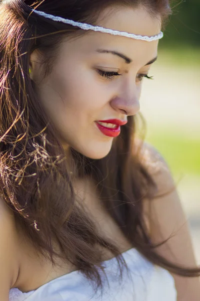 Ritratto di una bella ragazza bruna in un abito corto con trucco luminoso — Foto Stock