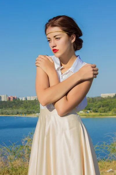 Retrato de uma linda garota morena — Fotografia de Stock