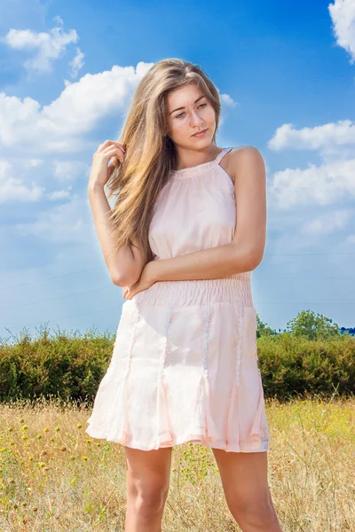 Portrait d'une belle jeune femme aux cheveux bruns — Photo