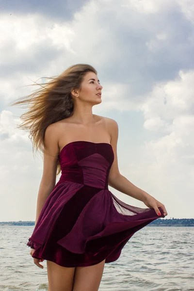 Portret van een mooie jonge vrouw in de natuur — Stockfoto