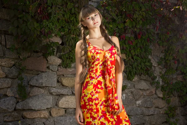 Portrait of a beautiful young woman in nature — Stock Photo, Image