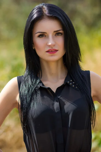 Portrait of a beautiful young brunette woman — Stock Photo, Image