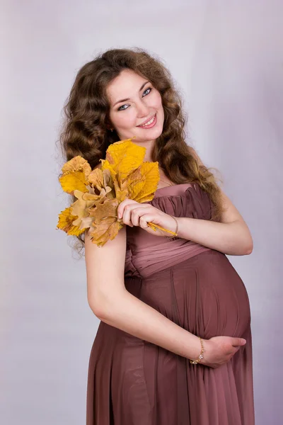 Retrato de una hermosa joven embarazada — Foto de Stock