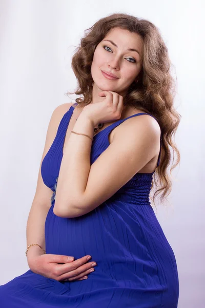 Portrait of a beautiful pregnant young woman — Stock Photo, Image