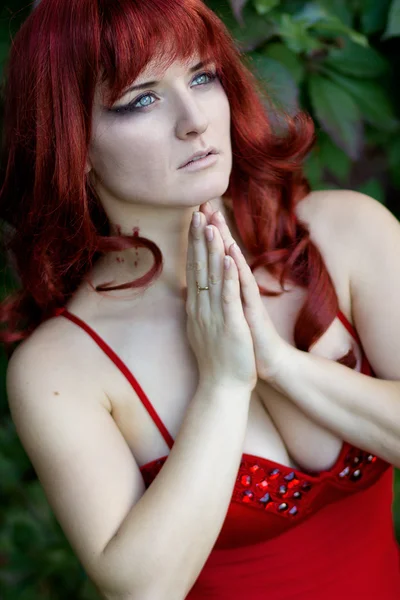 Retrato de una hermosa joven con el pelo rojo — Foto de Stock