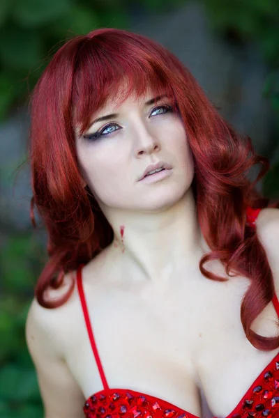 Retrato de una hermosa joven con el pelo rojo — Foto de Stock