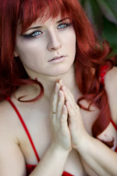 Kızıl saçlı güzel bir genç kadının portresi. — Stok fotoğraf