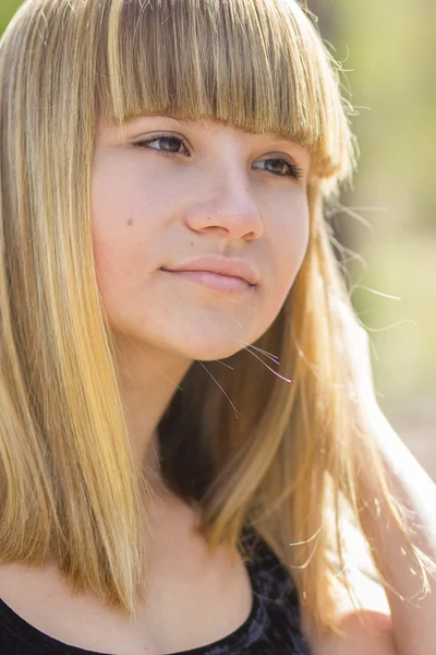 Portret van een jonge blonde vrouw — Stockfoto