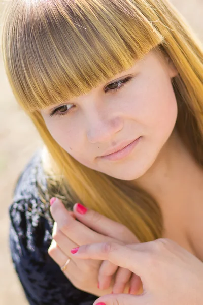 Retrato de uma jovem mulher loira — Fotografia de Stock