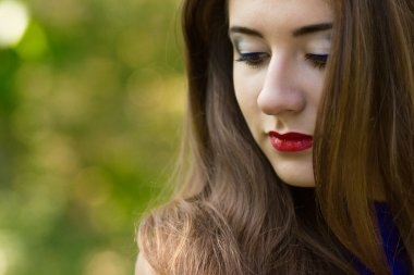 Portret van zeer mooie jonge brunette vrouw