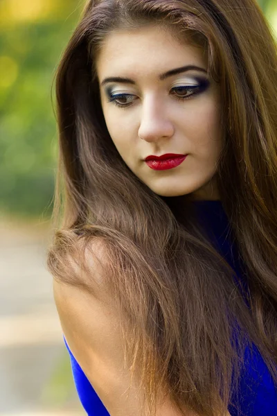 Portrait de très belle jeune femme brune — Photo