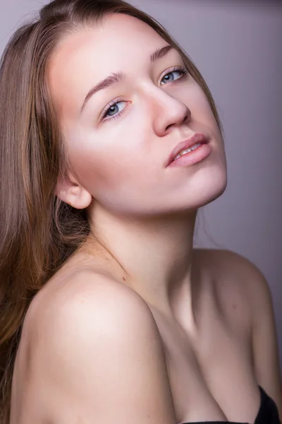 Estudio retrato de belleza de una hermosa joven — Foto de Stock