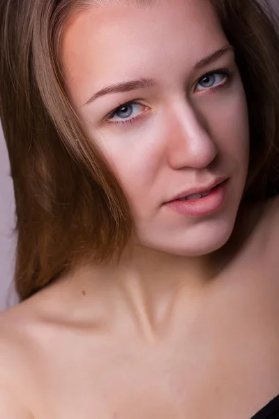 Studio Schönheitsporträt einer schönen jungen Frau — Stockfoto