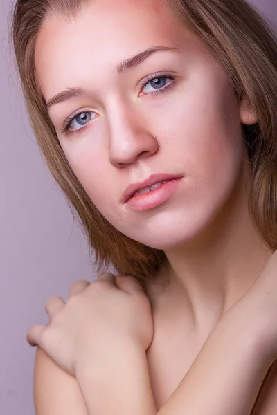 Estudio retrato de belleza de una hermosa joven — Foto de Stock