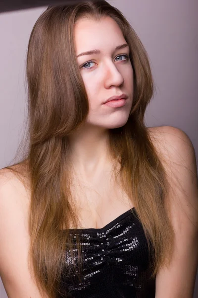 아름 다운 젊은 여자의 뷰티 초상화 스튜디오 — 스톡 사진