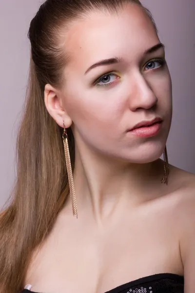 美しい若い女性のスタジオの美しさの肖像画 — ストック写真