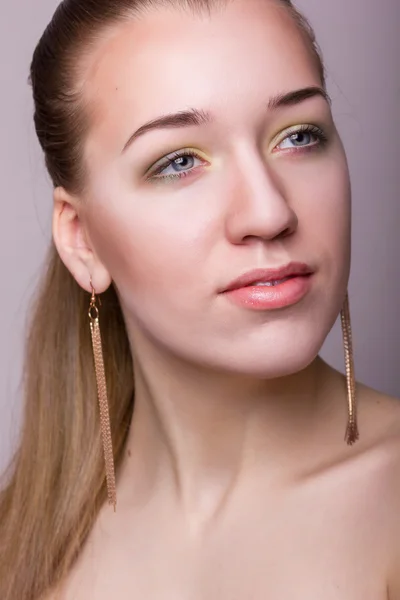 Estudio retrato de belleza de una hermosa joven —  Fotos de Stock