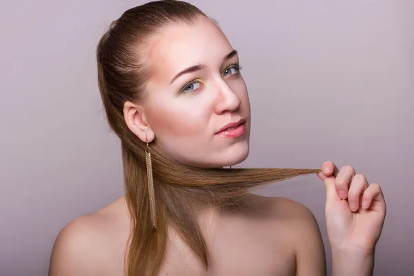 Studio schoonheid portret van een mooie jonge vrouw — Stockfoto