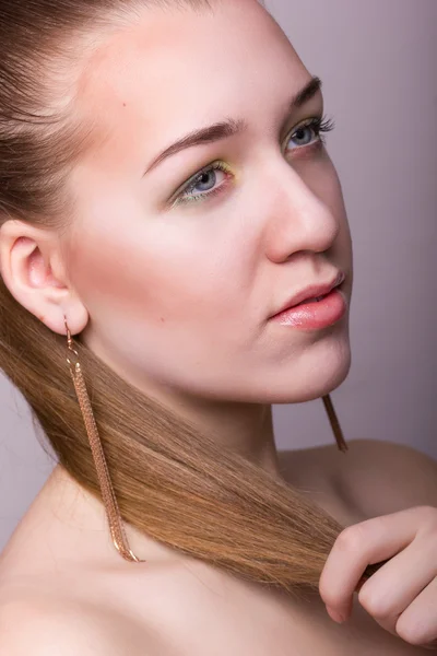 Studio beauty portrait of a beautiful young woman — Stock Photo, Image