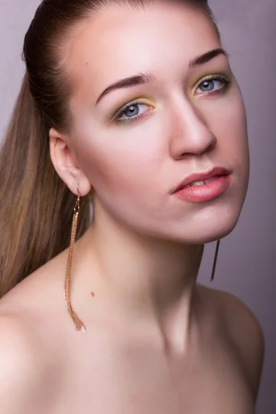 Studio schoonheid portret van een mooie jonge vrouw — Stockfoto