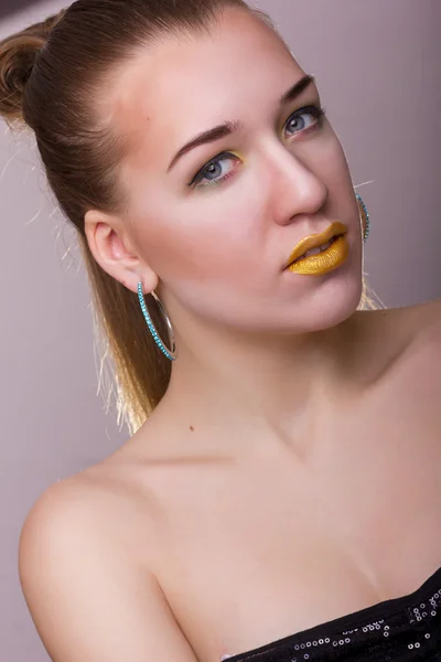 Estudio retrato de belleza de una hermosa joven — Foto de Stock