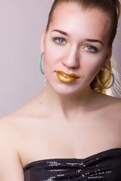 Studio beauty portrait of a beautiful young woman — Stock Photo, Image