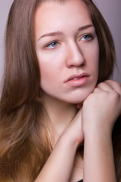 Estudio retrato de belleza de una hermosa joven Imágenes de stock libres de derechos