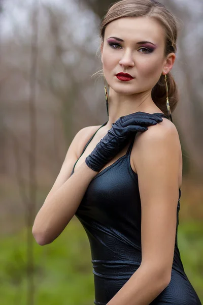 Retrato de una hermosa joven — Foto de Stock