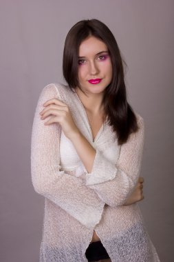 Beyaz bir bluz giyen güzel bir genç esmer kadının pembe dudaklar, duygusal portre Studio