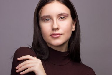 genç, güzel bir esmer kadının doğal makyaj ile duygusal portre Studio